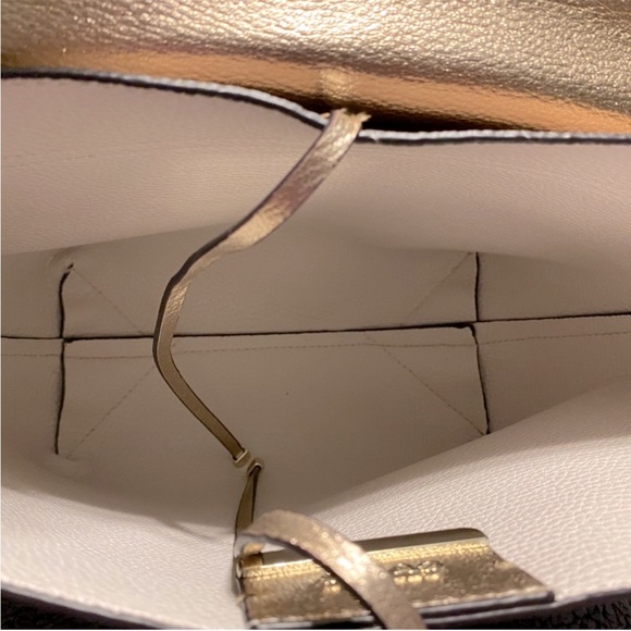 NWT Guess Bobbi reversible bag - Picture 5 of 7